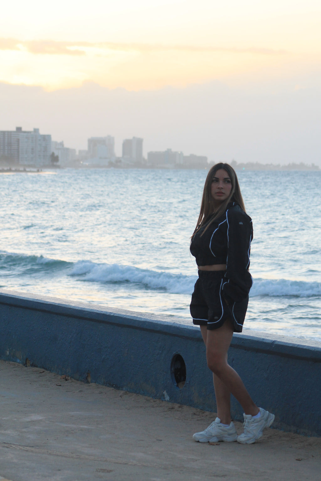 Black set alo